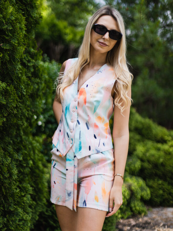 Pastelowy komplet damski z kamizelką i szortami Pastel Glow – przód